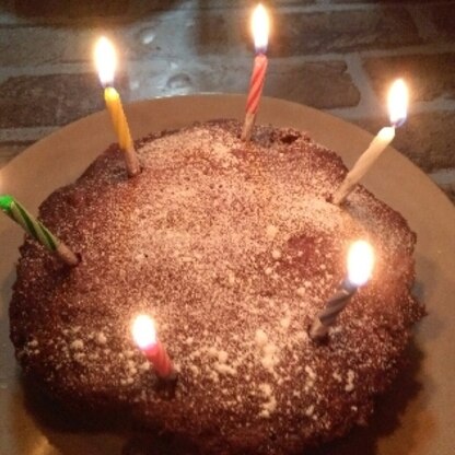 ルクエがなかったので、平皿で作ったところ、ケーキみたいになったので、粉糖とローソクであしらって、娘の誕生日前祝いをしました。
チンはやはり4分厳守がいいですね❤